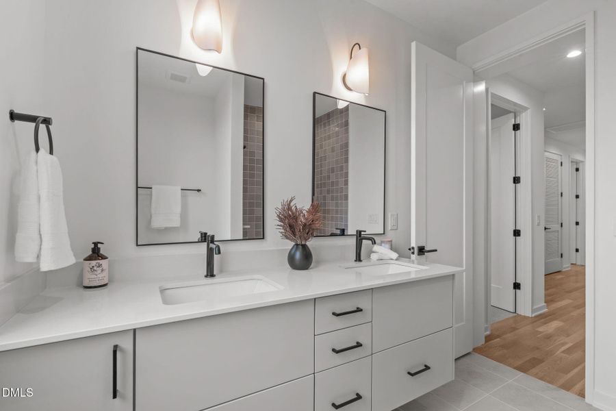 Dual Vanity in 2nd Bath