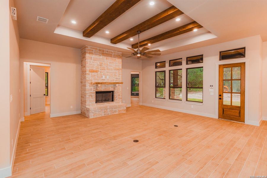 Spacious, unfurnished interior of a new home in , La Vernia (Image 27).