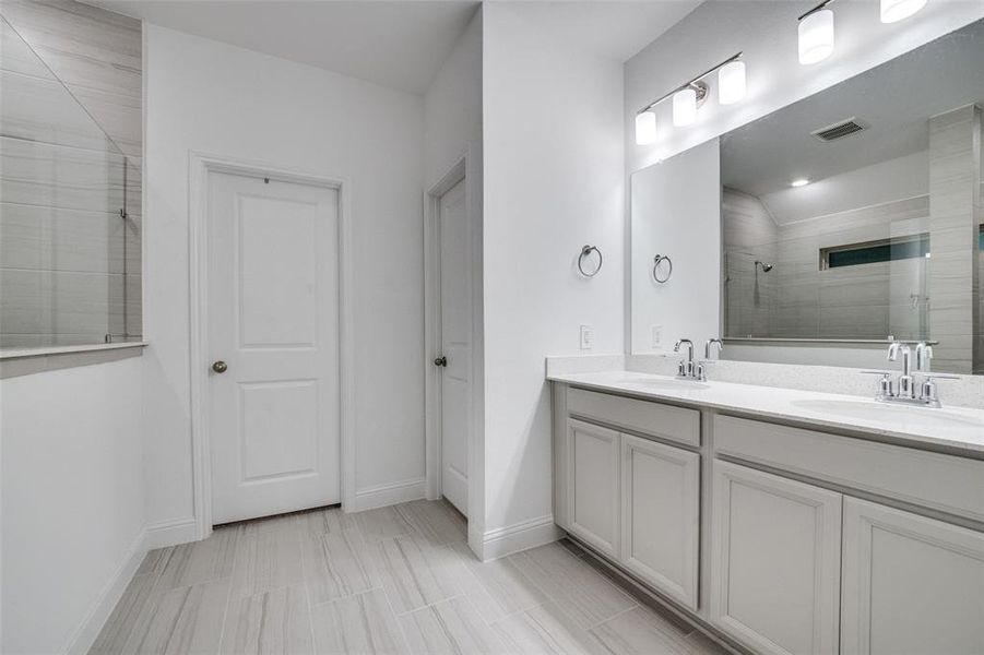 PRIMARY SUITE W/DOUBLE SINKS AND QUARTZ COUNTERS