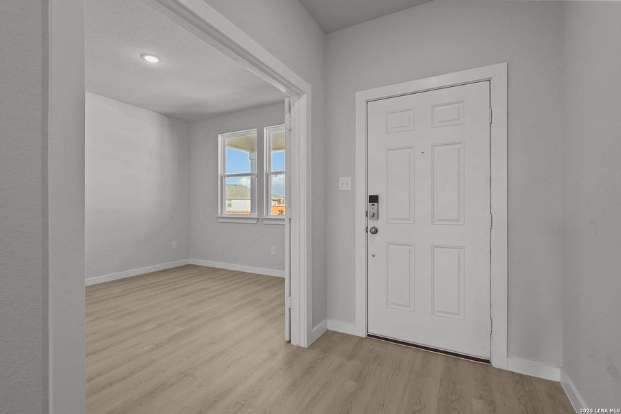 Spacious, unfurnished interior of a new home in Cinco Lakes, San Antonio (Image 19).