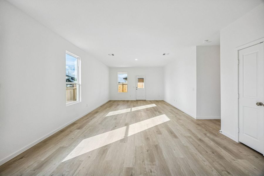Spacious, unfurnished interior of a new home in Stokesbury, Waller (Image 32).