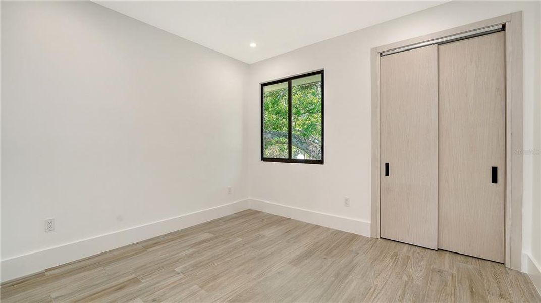 Spacious, unfurnished interior of a new home in , Sarasota (Image 36).