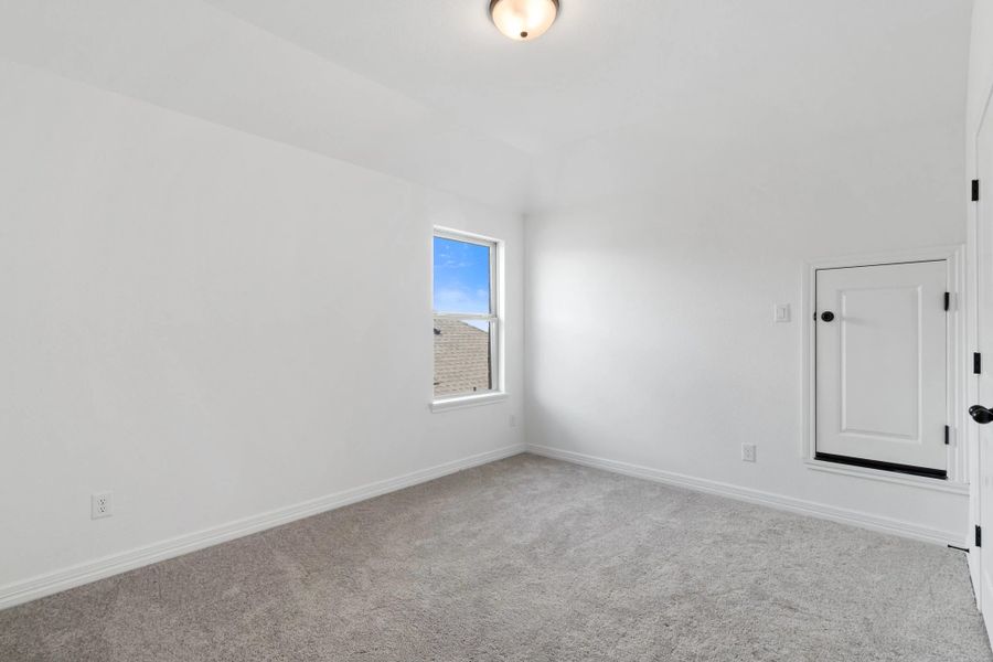 Spacious, unfurnished interior of a new home in Blue Heron Estates, Mont Belvieu (Image 10).