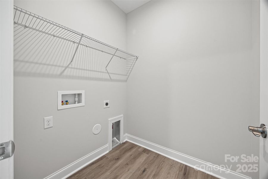 Spacious, unfurnished interior of a new home in Handsmill on Lake Wylie, York (Image 26).