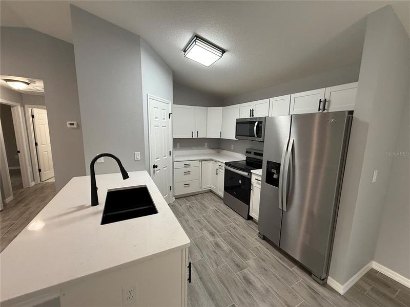 Spacious, unfurnished interior of a new home in , Ocala (Image 9).