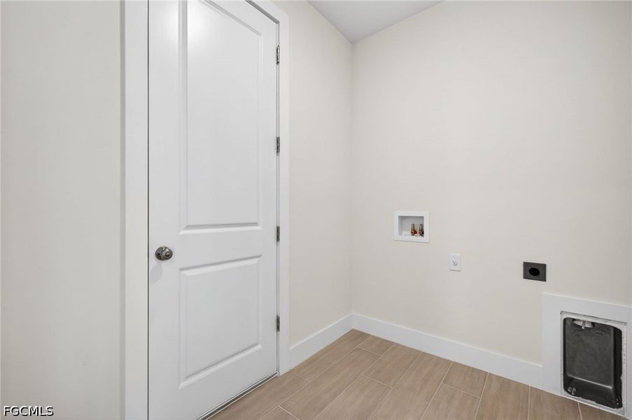 Spacious, unfurnished interior of a new home in Cape Coral, Cape Coral (Image 24).
