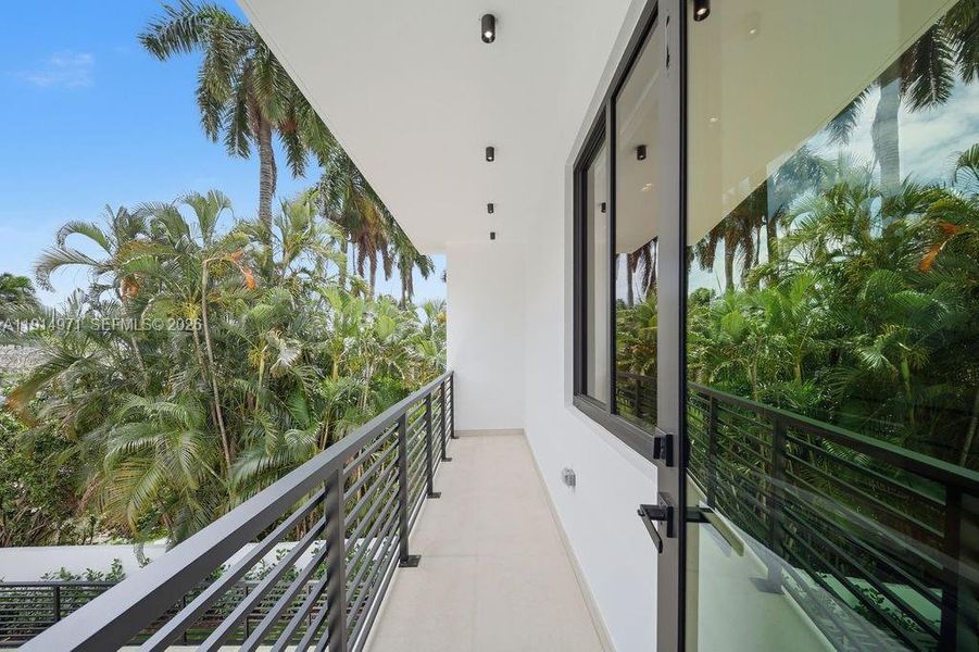 Exterior details and patio area of a home in , Fort Lauderdale (Image 38).