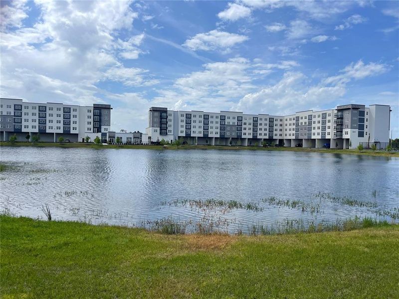 Condo located in Orlando, FL showcasing its design and architecture (Image 3).