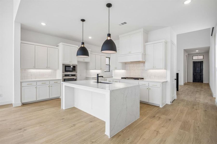 With outstanding prep space and plenty of storage, your inner chef will come alive in this fantastic chef's kitchen!
