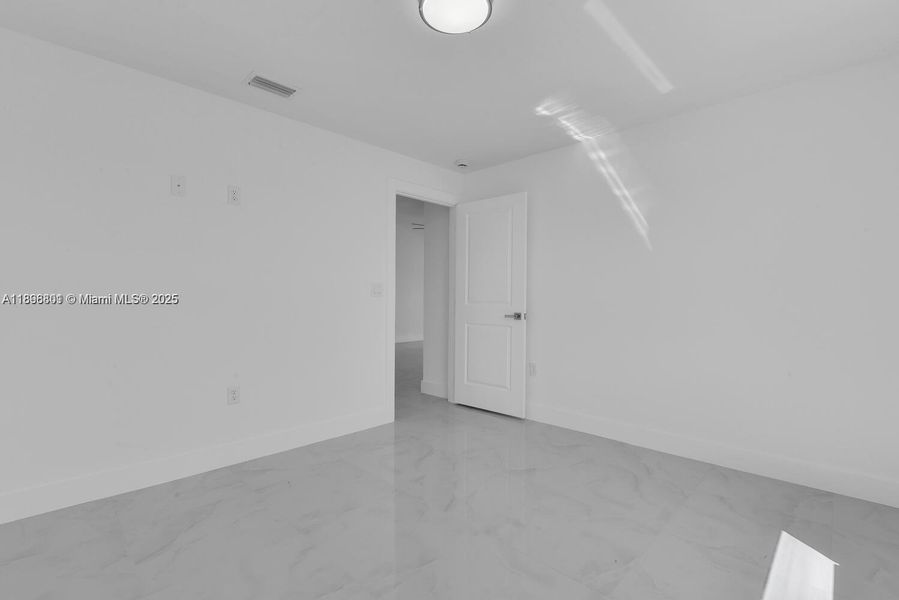 Spacious, unfurnished interior of a new home in , Lehigh Acres (Image 23).