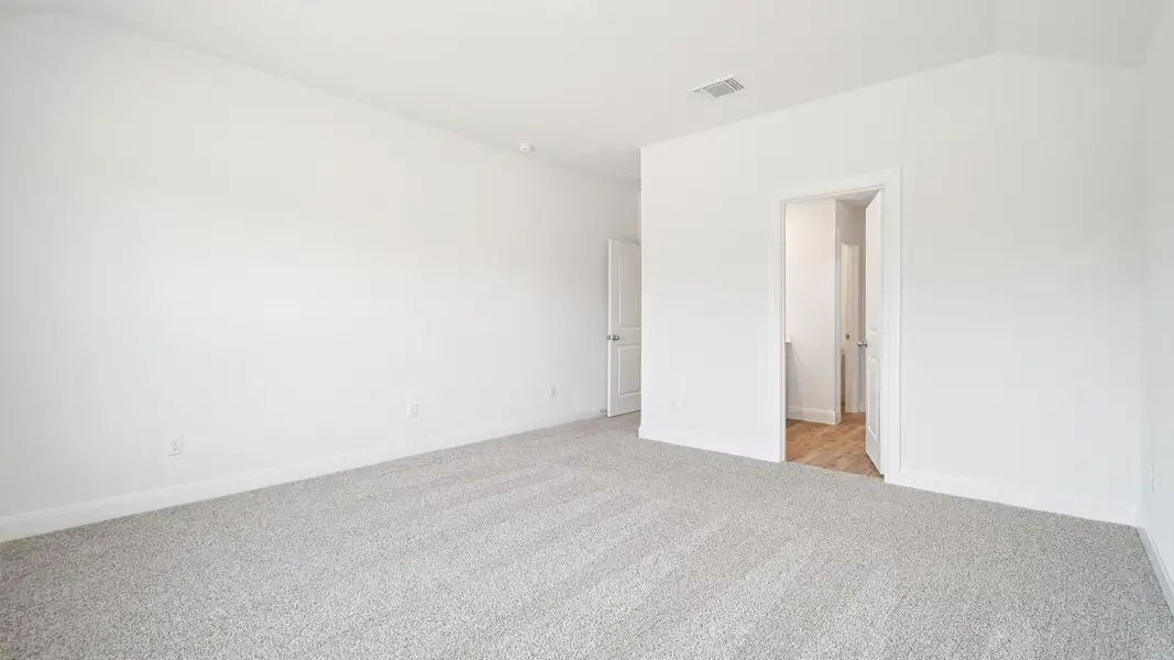 Spacious, unfurnished interior of a new home in Railhead, Cedar Creek (Image 10).