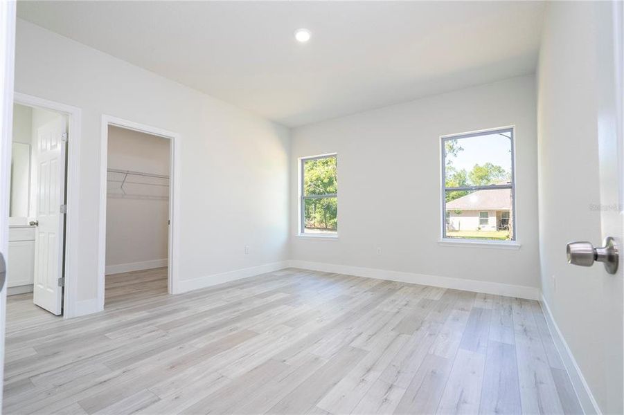 Spacious, unfurnished interior of a new home in , Citrus Springs (Image 36).