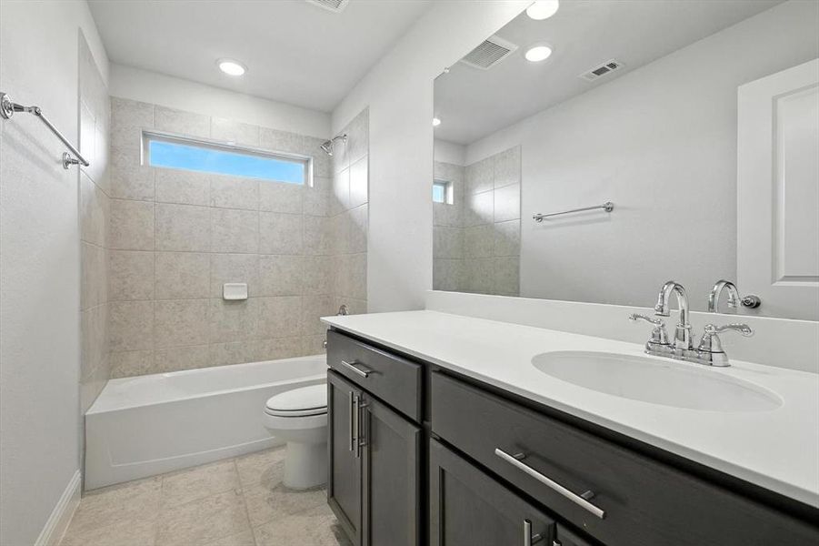 Secondary bathroom located upstairs as a shared bathroom for the two bedrooms