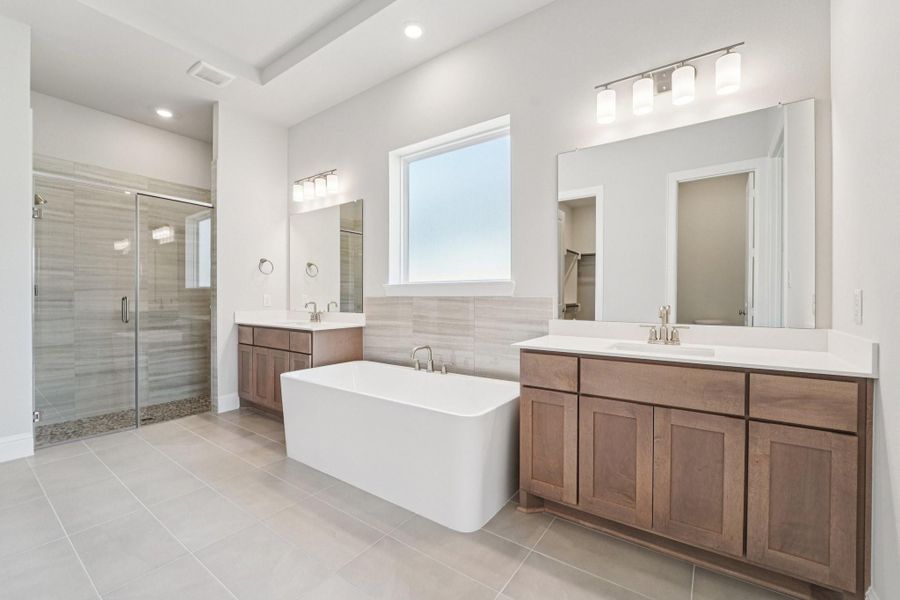 Furnished interior view inside a new home in Evergreen 70', Conroe (Image 8).