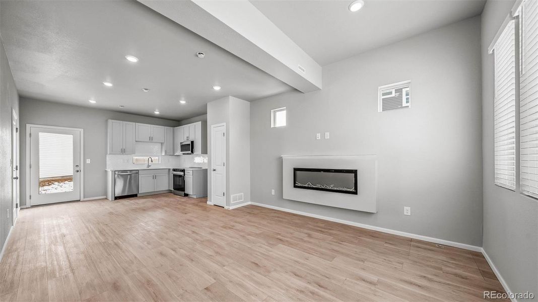 Spacious, unfurnished interior of a new home in Thompson River Ranch, Johnstown (Image 12).