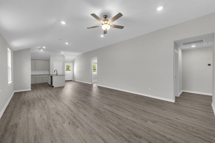 Spacious, unfurnished interior of a new home in The Enclave at Spring Branch, Conroe (Image 18).
