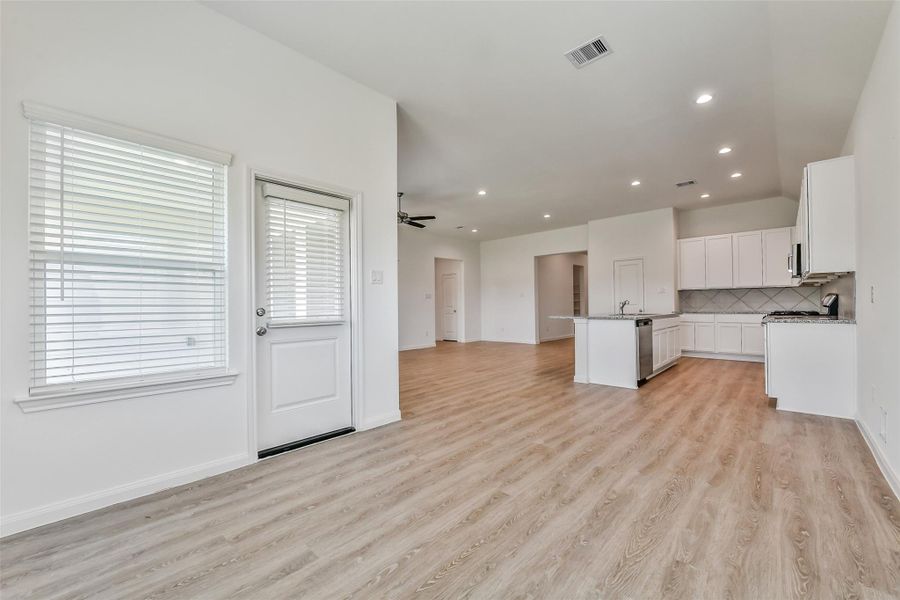 Spacious, unfurnished interior of a new home in King Oaks Village, Baytown (Image 26). Spacious, unfurnished interior of a new home in King Oaks Village, Baytown (Image 26).