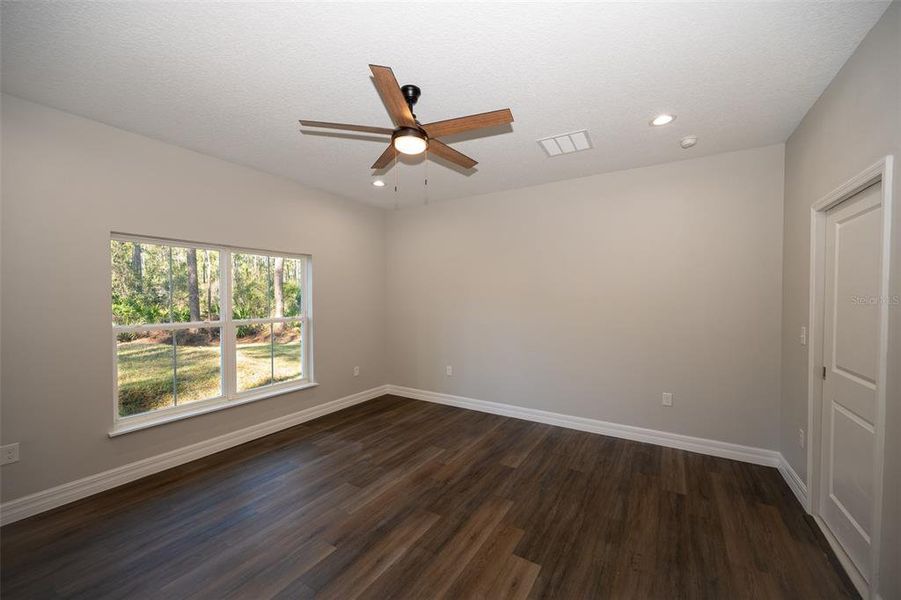 Spacious, unfurnished interior of a new home in , Deland (Image 23).