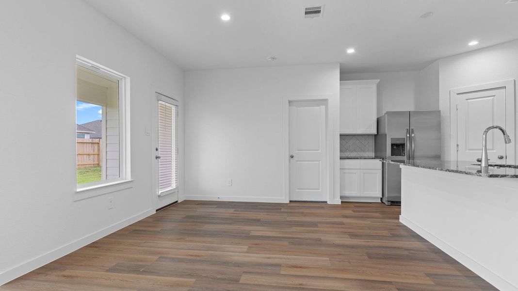 Spacious, unfurnished interior of a new home in Watermark, Alvin (Image 9).