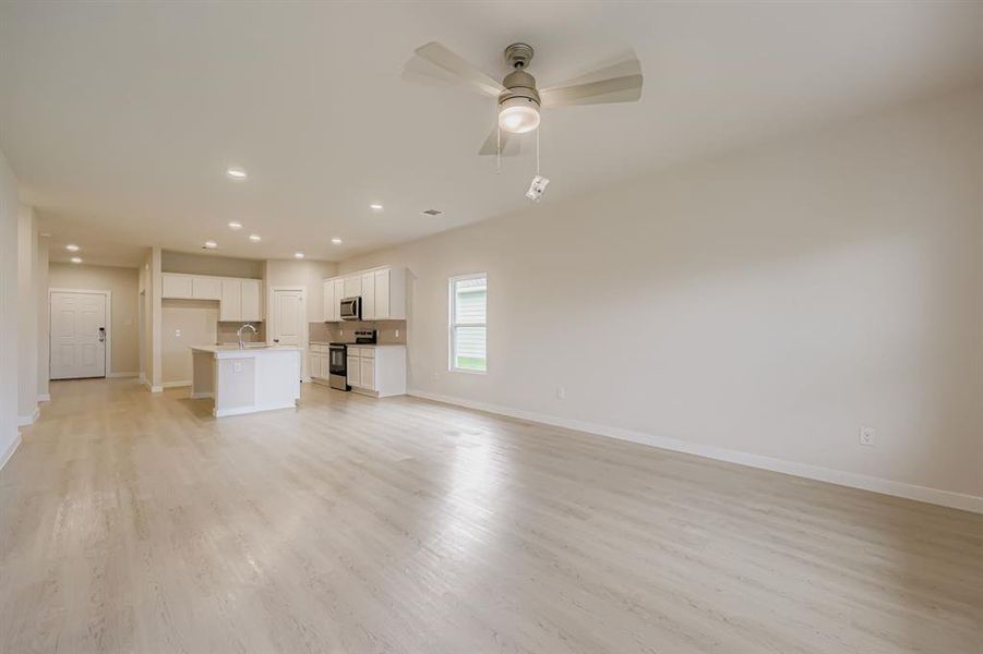Spacious, unfurnished interior of a new home in MiraVerde, Crowley (Image 8). Spacious, unfurnished interior of a new home in MiraVerde, Crowley (Image 8).