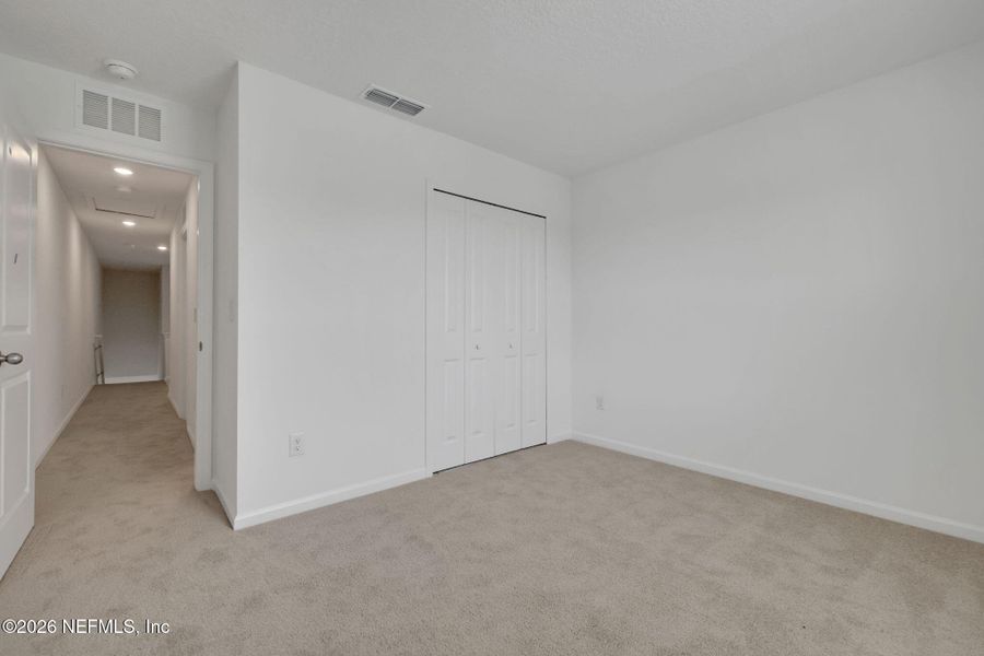 Spacious, unfurnished interior of a new home in , Middleburg (Image 13).