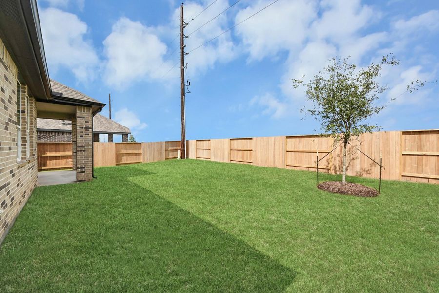 Exterior details and patio area of a home in Meridiana 50's, Manvel (Image 4).