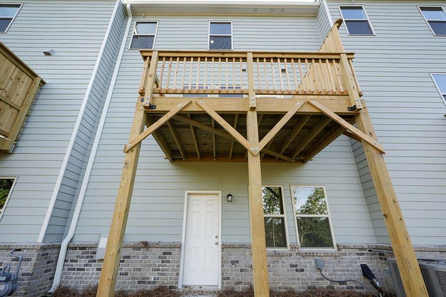 Exterior details and patio area of a home in Hampton Trace, Marietta (Image 3).