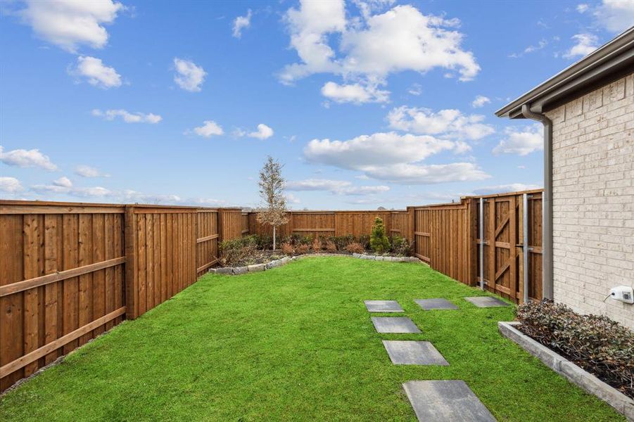 Exterior details and patio area of a home in Mantua Point Gardens, Van Alstyne (Image 3).