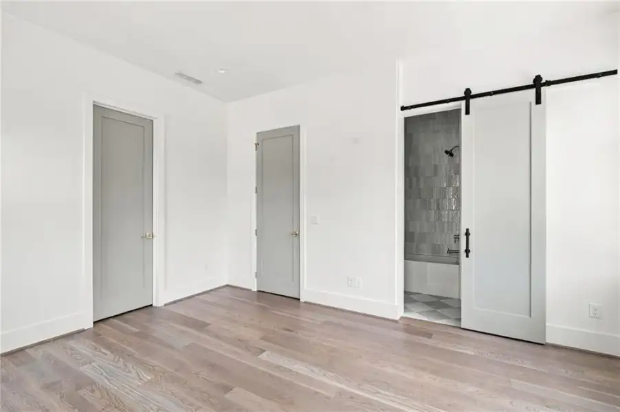 Spacious, unfurnished interior of a new home in , Atlanta (Image 27).