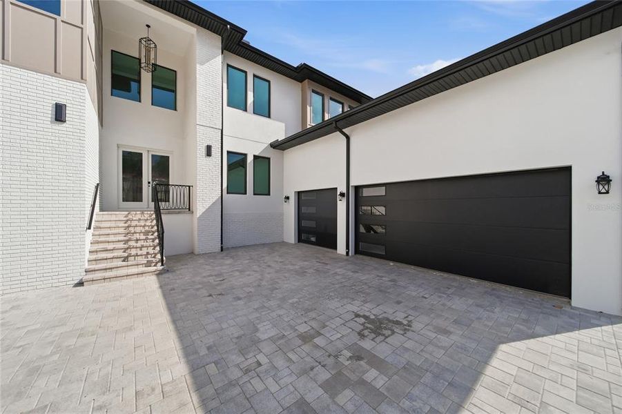 Exterior details and patio area of a home in , Tampa (Image 10).