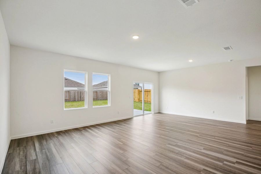 Representative unfurnished interior of a home built from the Sagan by Starlight Homes in Ashland, Angleton (Image 18).