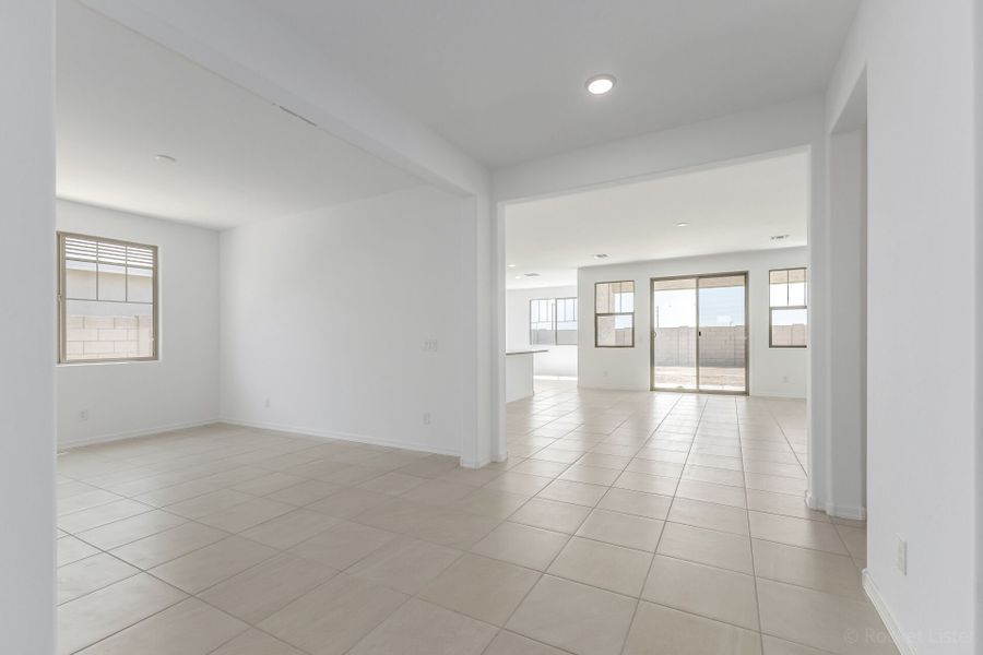 Spacious, unfurnished interior of a new home in Las Ventanas, Goodyear (Image 7).