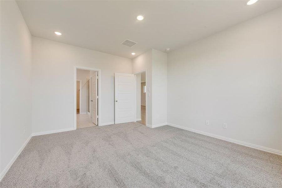 Spacious, unfurnished interior of a new home in Walden Pond, Forney (Image 28).