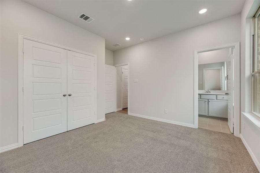 Spacious, unfurnished interior of a new home in Valencia On The Lake, Little Elm (Image 28).