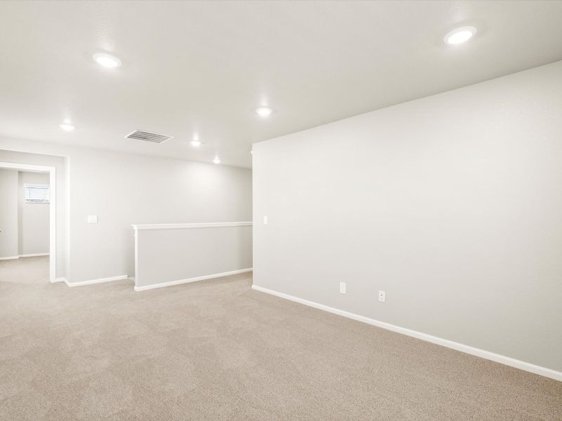 Spacious, unfurnished interior of a new home in Turnberry, Commerce City (Image 9).