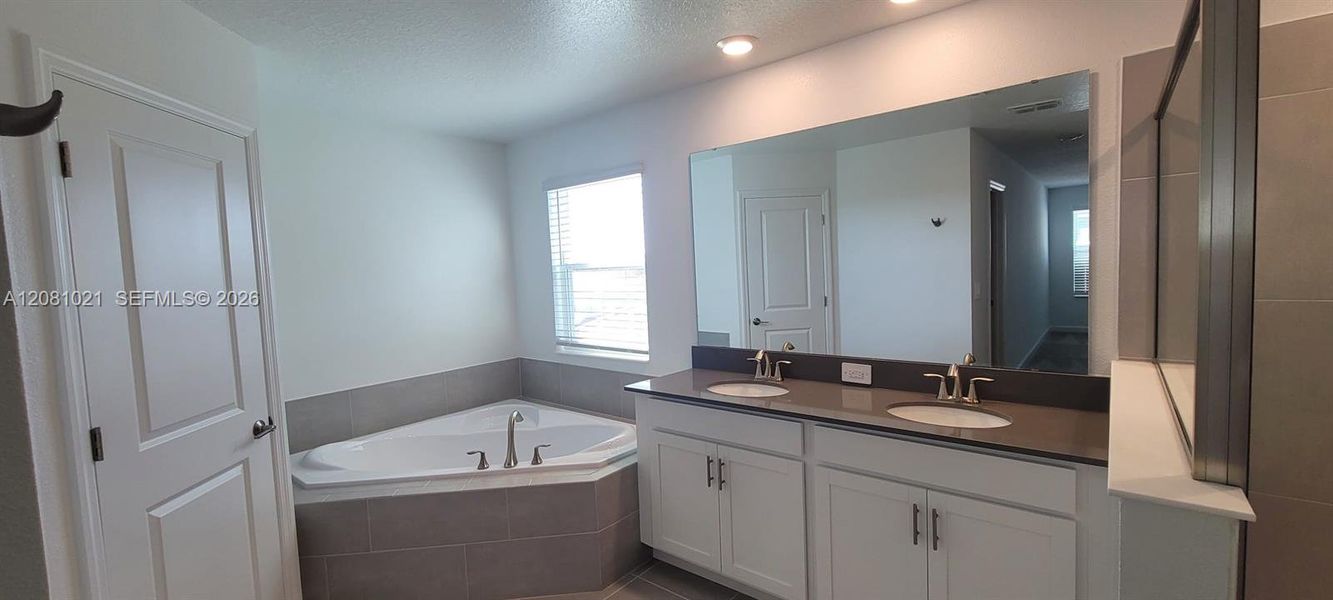 Furnished interior view inside a new home in , Orlando (Image 5).