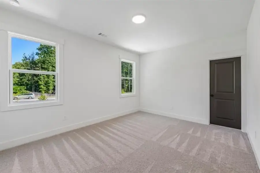 Spacious, unfurnished interior of a new home in White Post on Lake Lanier, Gainesville (Image 46).
