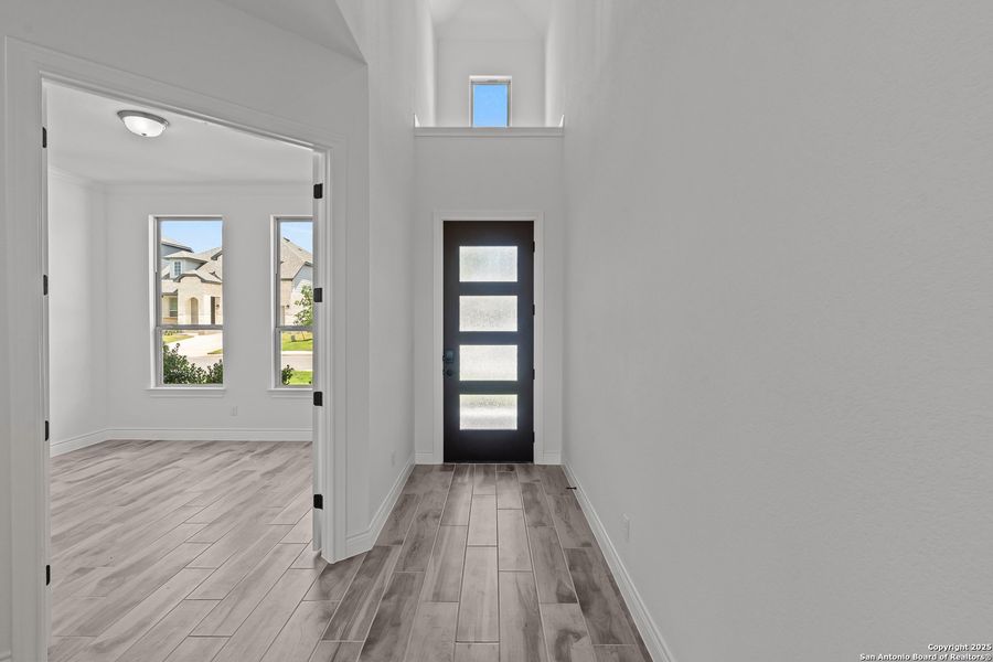 Spacious, unfurnished interior of a new home in Bison Ridge, San Antonio (Image 23).