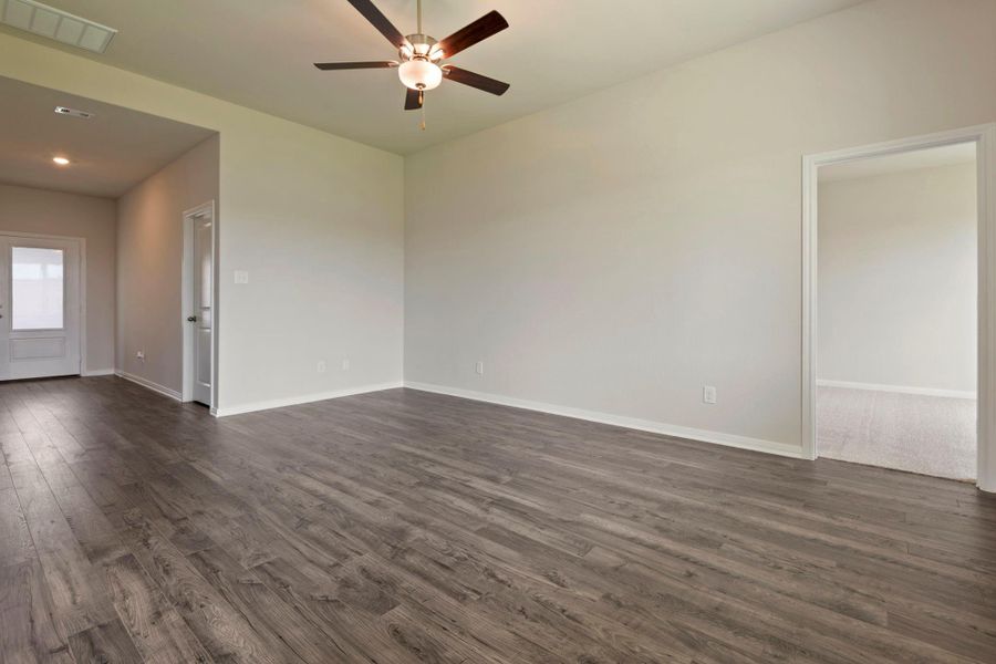 Spacious, unfurnished interior of a new home in Pinewood Trails, Cleveland (Image 12).