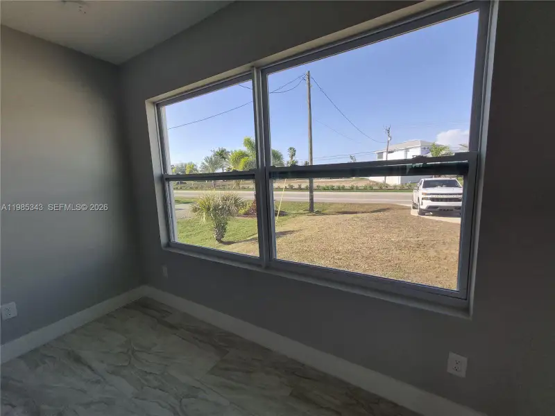 Spacious, unfurnished interior of a new home in , Cape Coral (Image 9).
