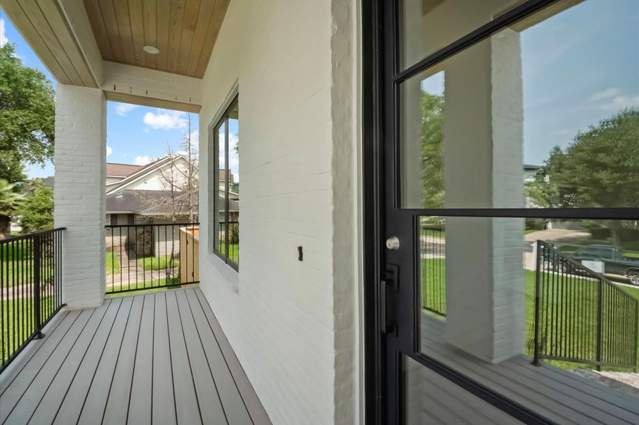 Spacious front porch. Spacious front porch.