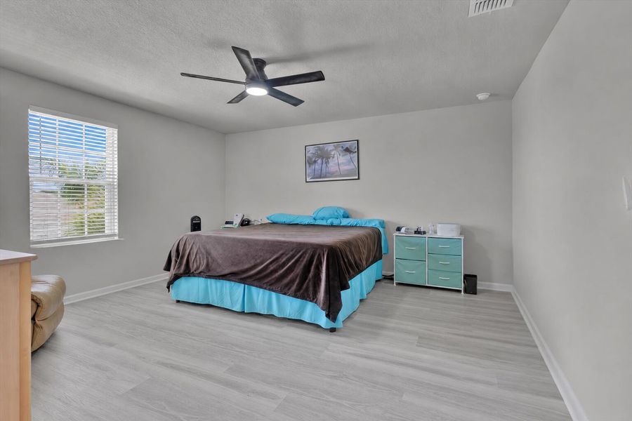 2nd floor with en-suite bathroom and walk in closet