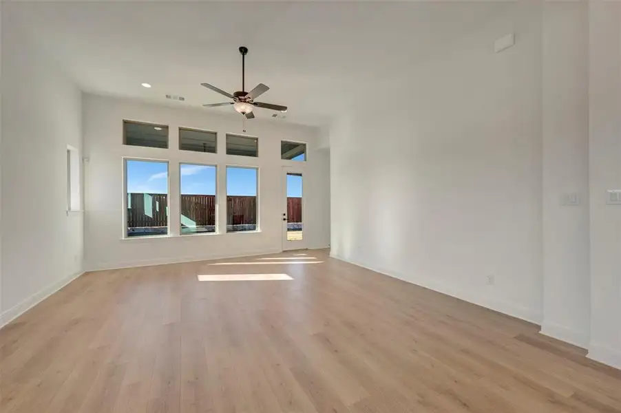 Spacious, unfurnished interior of a new home in Creekshaw – Classic, Royse City (Image 28).