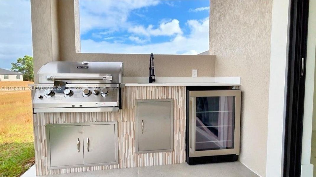 Exterior details and patio area of a home in , Labelle (Image 3).