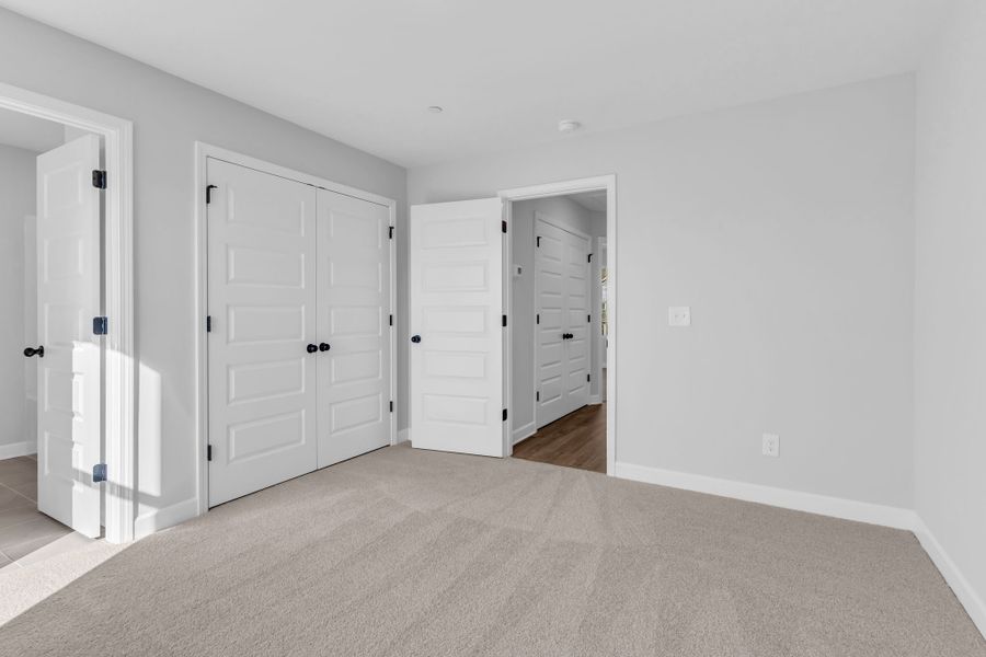 Spacious, unfurnished interior of a new home in Oxford Station, Gallatin (Image 27).