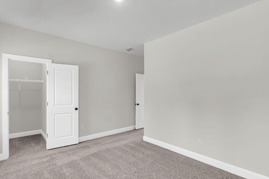 Spacious, unfurnished interior of a new home in Tidewater at Lakes of Cane Bay, Summerville (Image 11).