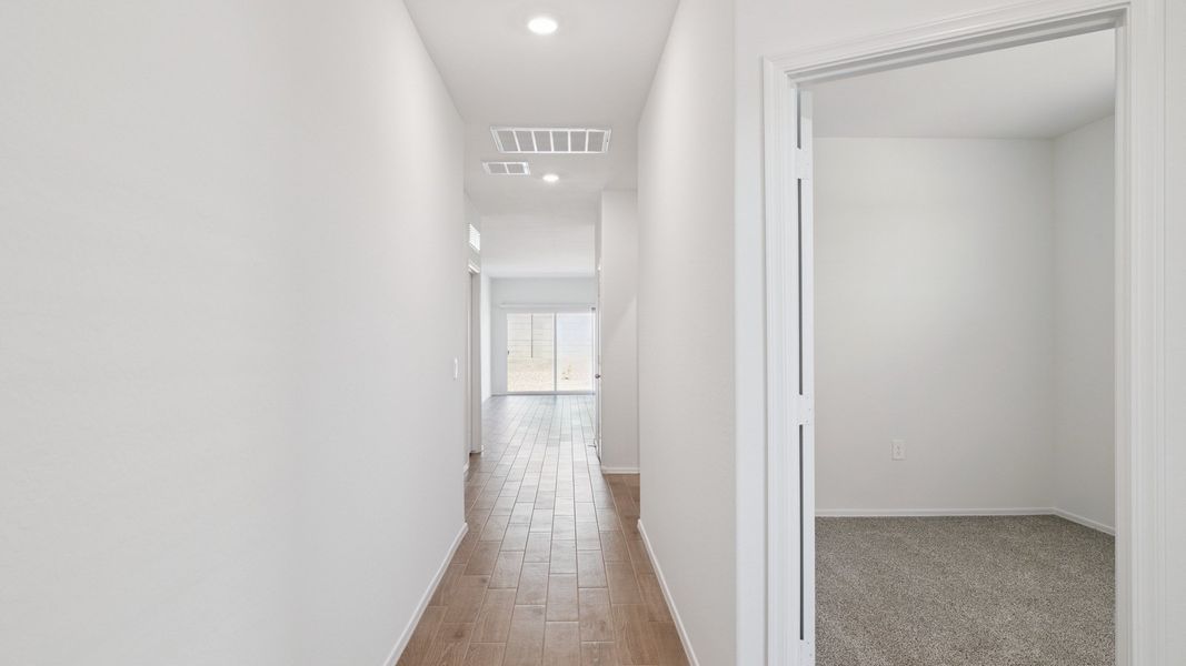 Spacious, unfurnished interior of a new home in Rio Rancho Estates, Wittmann (Image 19).