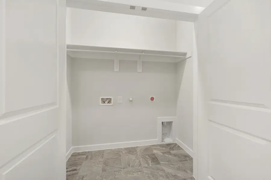 Spacious, unfurnished interior of a new home in Cottonwood Creek, Rowlett (Image 44).