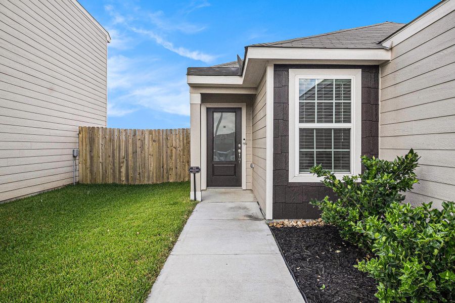 Exterior details and patio area of a home in Park Vista at El Tesoro, Houston (Image 3). Exterior details and patio area of a home in Park Vista at El Tesoro, Houston (Image 3).