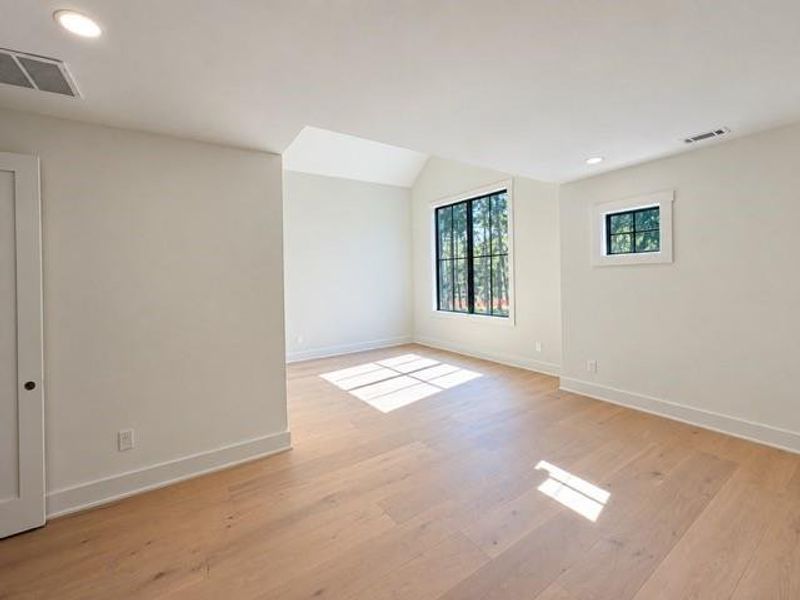 Spacious, unfurnished interior of a new home in , Bethlehem (Image 24).